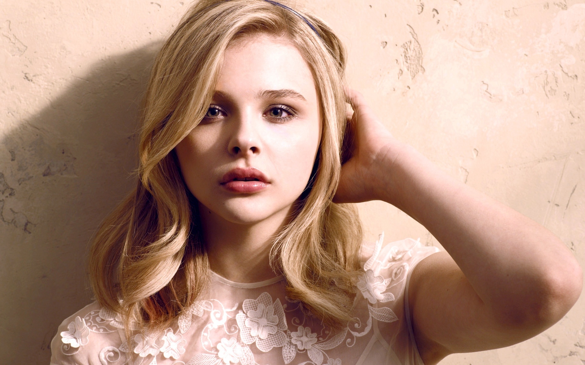 Chloe Grace Moretz vive jovem comum que se transforma em heroína - GQ