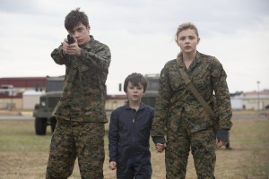 L-r, Nick Robinson, Zackary Arthur and Chloë Grace Moretz star in Columbia Pictures' "The 5th Wave."