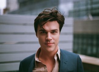 Finn Wittrock poderá viver um super-herói da DC
