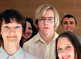 Filme sobre a adolescência do serial killer Jeffrey Dahmer ganha trailer