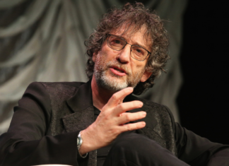 Neil Gaiman conversa sobre relação com Brasil e adaptação de “Sandman” na CCXP Worlds