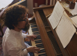 Veja o trailer da comédia dramática romântica com Peter Dinklage e Anne Hathaway