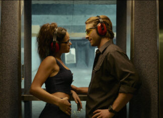 Glen Powell e Adria Arjona no trailer de “Assassino por Acaso”